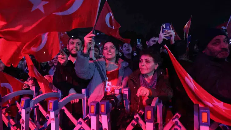 Bursa'da sağanak yağış Cumhuriyet coşkusunu engelleyemedi