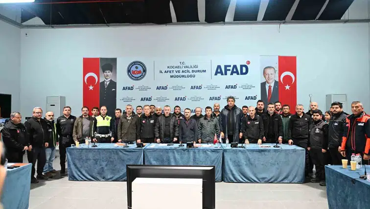 Kocaeli'de sağanak mesaisi: Vali Aktaş ve Başkan Büyükakın kriz merkezinde buluştu