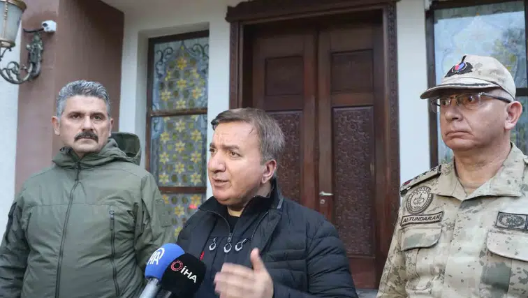 Erzincan-Erzurum kara yolunda heyelan: Ulaşım çift yönlü olarak kapatıldı