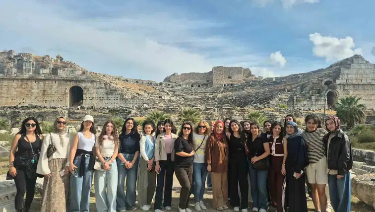 Aydın'da üniversiteye yeni başlayan gençler antik kentlerin izini sürüyor
