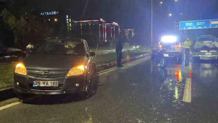 Kaygan Yolda Otomobil Refüje Çıktı, Motosiklet Sürücüsü Yaralandı