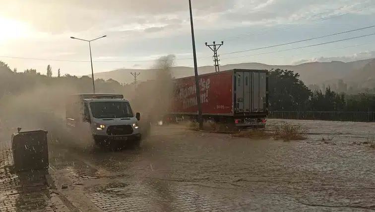 Gürün'de sağanak karayolunu göle çevirdi: Mazgal tıkanınca ulaşım kısa süre aksadı