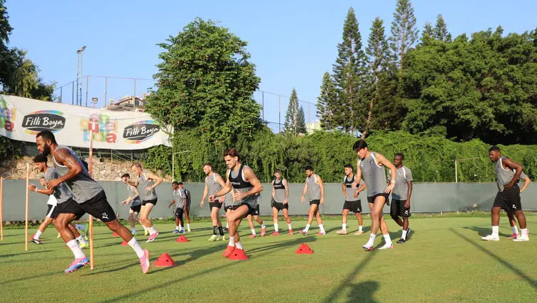 Alanyaspor, Eyüpspor maçı için tempoyu yükseltti: Pereira yönetiminde ilk antrenman tamam
