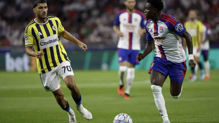 Fenerbahçe, Lyon deplasmanında ilk yarıda 2-0 öne geçti: Vedat ve Archie Brown sahneye çıktı