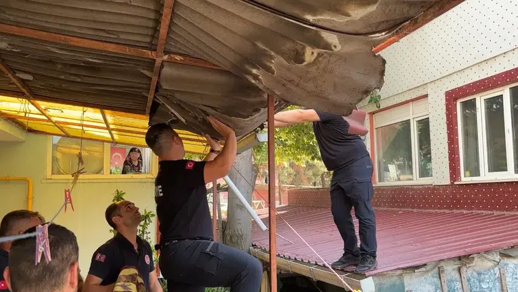 Edirne'de çatıda mahsur kalan şahıs ekiplerin zamanında müdahalesiyle indirildi