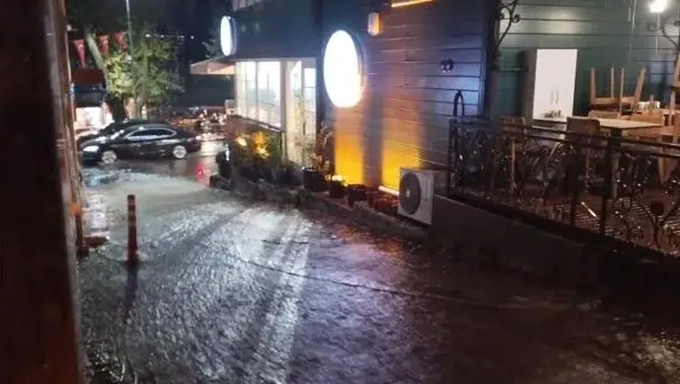 İstanbul'da aniden bastıran sağanak hayatı felç etti: Yollar göle döndü