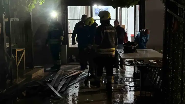 Dağkent'te ikiz villanın bahçesindeki odunluk alevlere teslim oldu