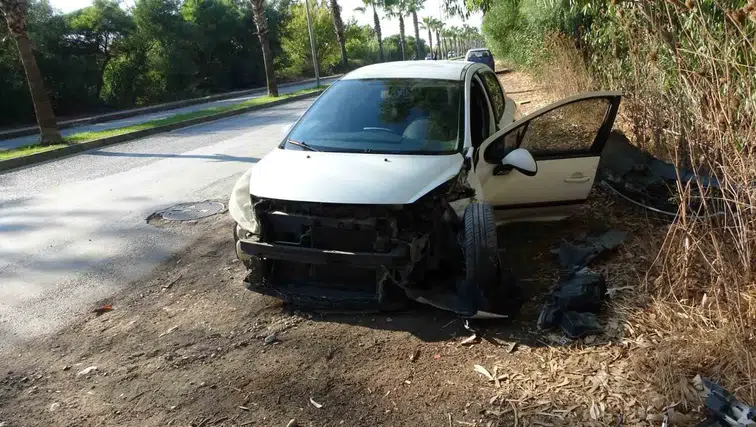 Manavgat'ta aynı caddede peş peşe iki kaza: 3 yaralı