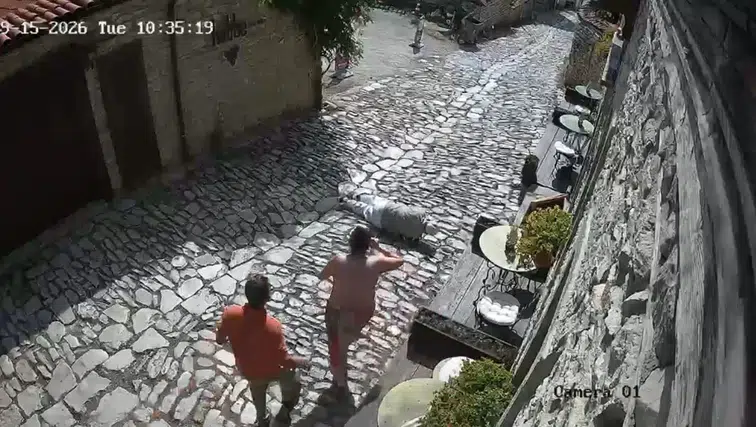 Safranbolu'nun tarihi sokaklarında yürüyen yaşlı adamın zor anları kameraya yansıdı