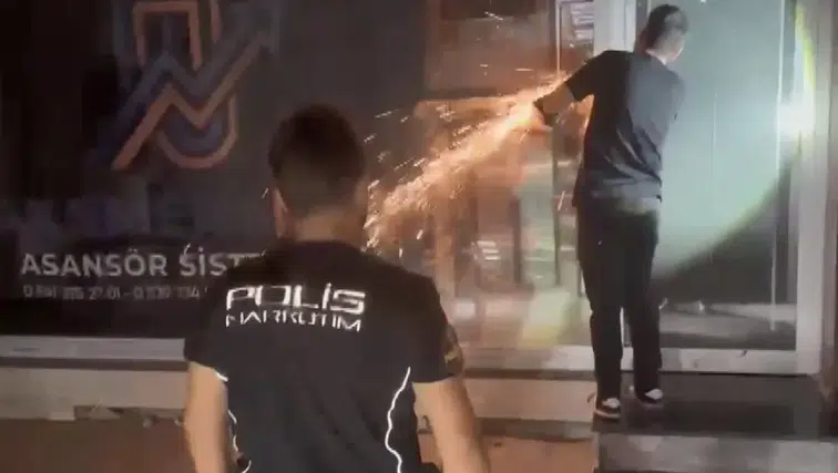 Mersin'de dükkan görünümlü uyuşturucu deposuna baskın: Milyonlarca hap ele geçirildi