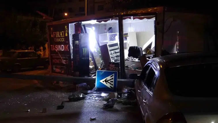 Malatya'da gece yarısı dehşeti: Kontrolden çıkan otomobil konteyner dükkanları yerle bir etti