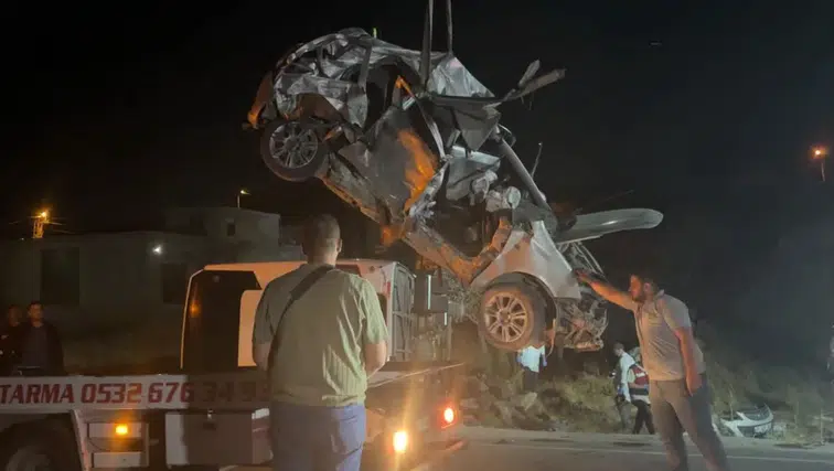 Gaziantep'teki feci kazada 7 can kaybı: Otomobilin şeritten çıktığı anlar kamerada