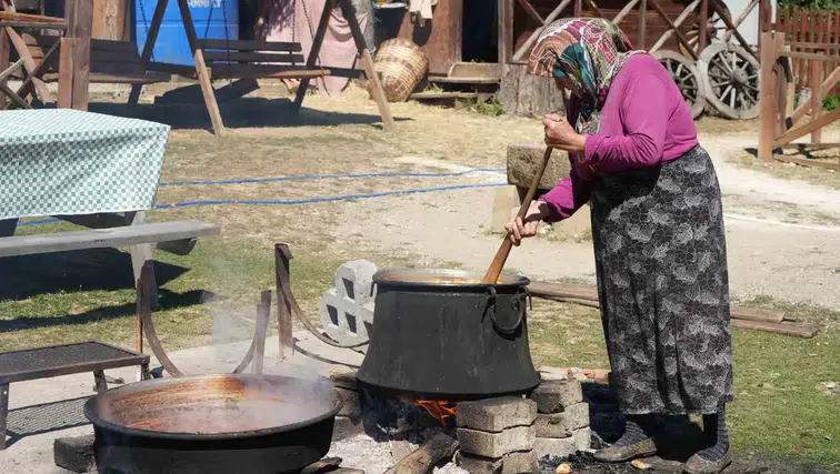 Daday'da sonbahar bereketi: Elmalar odun ateşinde pekmeze dönüşüyor