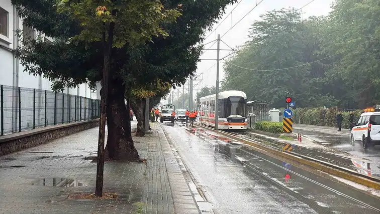 Şeker Mahallesi'nde tramvay hattı arızası ulaşımı durdurdu