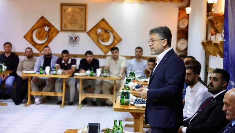 Bakan Yumaklı Erzincan'da gençlerin beklentilerini dinledi