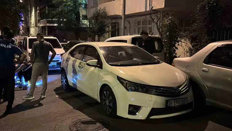 Bayrampaşa'da polisten kaçan şüphelilerin kazalı kovalamacası: Bir gözaltı