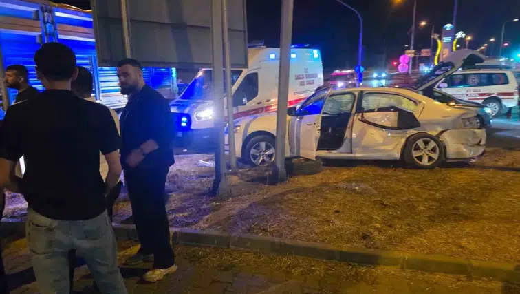 Bingöl'de Gündoğdu Kavşağı'nda tır ve otomobil çarpıştı: 5 yaralı