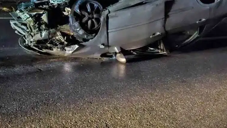 Kocaali yolunda park halindeki tarım araçlarına çarpan otomobil takla attı