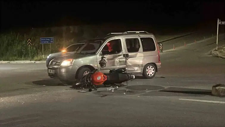Cemilbey Caddesi'nde motosiklet ve otomobil çarpıştı: 3 yaralı