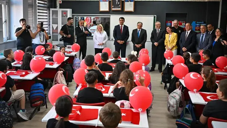 Uşak'ta 63 bin öğrenci için ders zili çaldı: Vali Kartal'dan yeni dönem mesajı