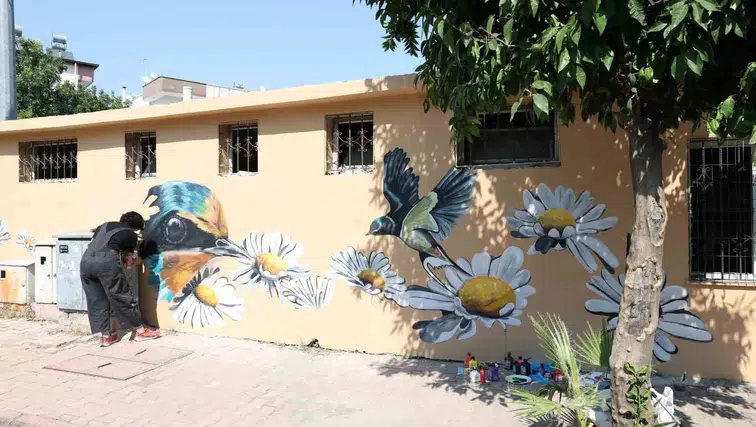 Akdeniz'de parklar betonun soğuk yüzünden kurtulup sanatla buluşuyor