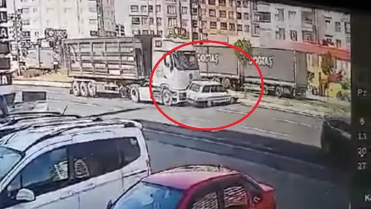 Kayseri'de tırla çarpışan otomobil takla attı: Sürücü mucizevi şekilde kurtuldu