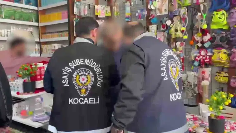 10 yıllık firari esnaf kimliğiyle yakayı ele verdi: Kelepçeye itiraz etti