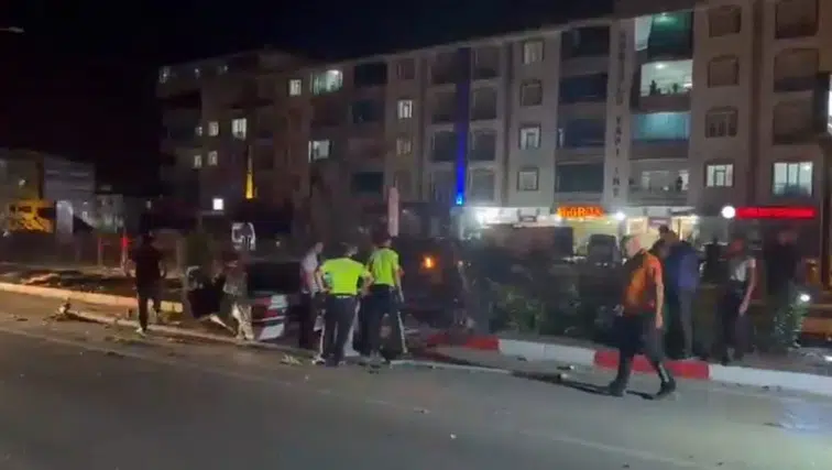Kovancılar'da yola çıkan köpek kazaya neden oldu: 2 yaralı