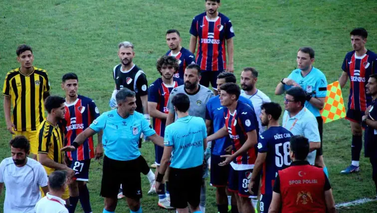 Düzce'de gergin final: Hakeme yabancı madde isabet edince maç yarıda kaldı