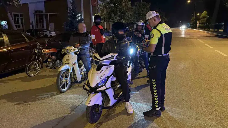 Bolu sokaklarında gece yarısı motosiklet operasyonu: 100 sürücü denetimden geçti