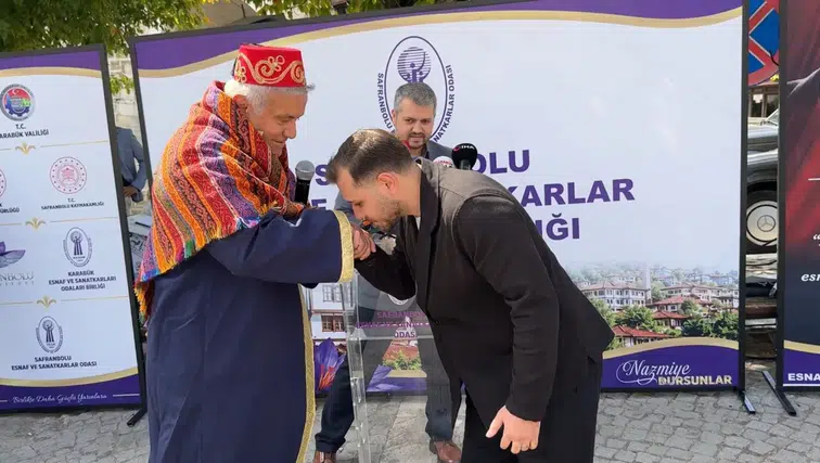 Safranbolu'da Ahilik geleneği: Yılın ahisi kaftanı el öperek teslim aldı