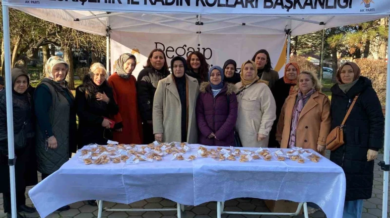 AK Parti Eskişehir Kadın Kolları Regaip Kandili'nde Kandil Simidi Dağıttı