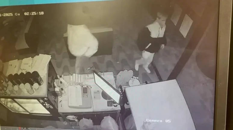 Kentpark’ta gece yarısı hırsızlık: Gençler kameraya yakalandı