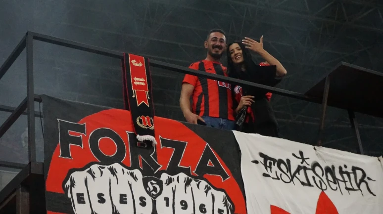 Eskişehirspor maçında sürpriz evlilik teklifi!