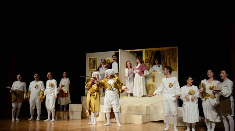 Anadolu Üniversitesi "Kibarlık Budalası" oyununa ev sahipliği yaptı