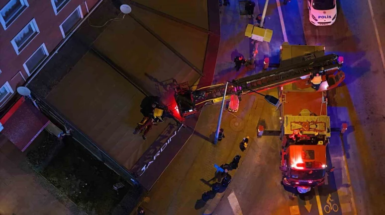 Eskişehir’de 2’nci kattan kafe tentesine düşen şahsı itfaiye kurtardı
