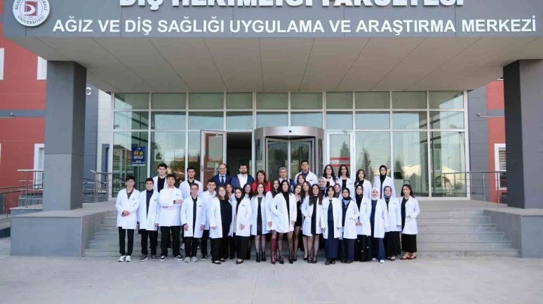 Diş Hekimliği Fakültesi öğrencileri önlük giydi