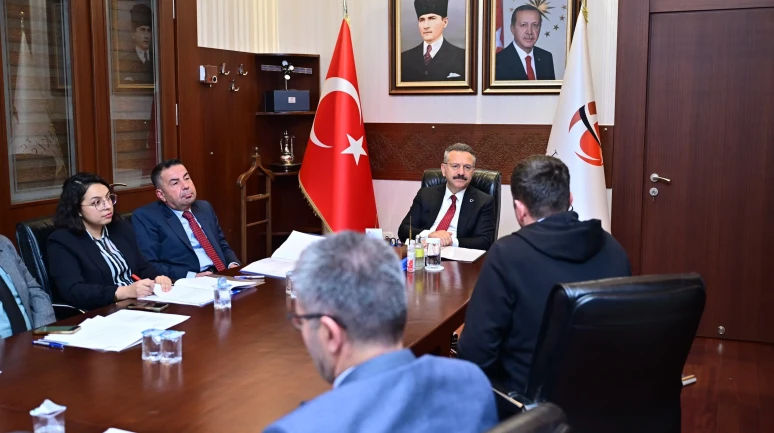 Vali Hüseyin Aksoy Eskişehir’de Vatandaşların Taleplerini Dinledi