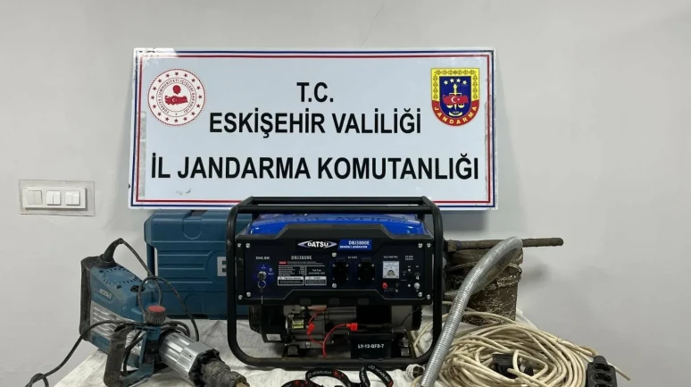 Eskişehir’de Kaçak Kazı Operasyonu: 4 Şüpheli Suçüstü Yakalandı