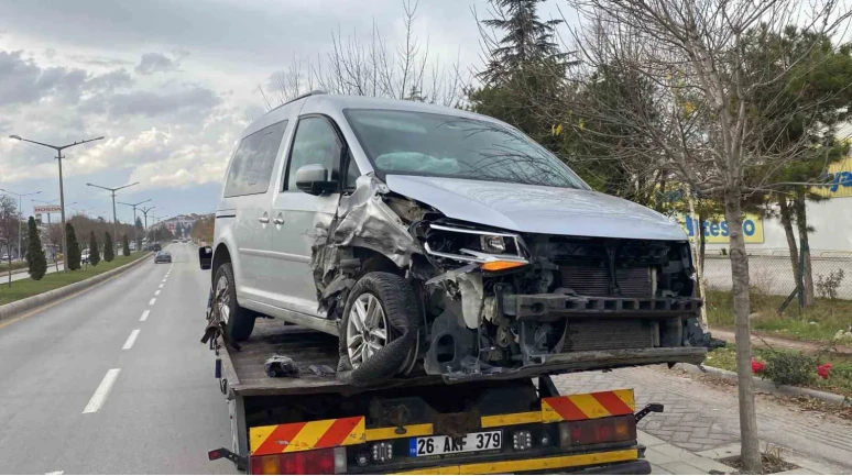 Eskişehir’de iki araç çarpıştı: Sürücü yaralı