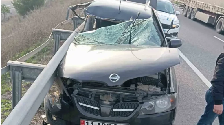 Bilecik-Osmaneli Karayolunda Trafik Kazası: Otomobil Bariyerlere Saplandı