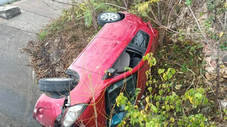 Bilecik’te takla atan otomobil yan yattı: 3 kişi yaralandı