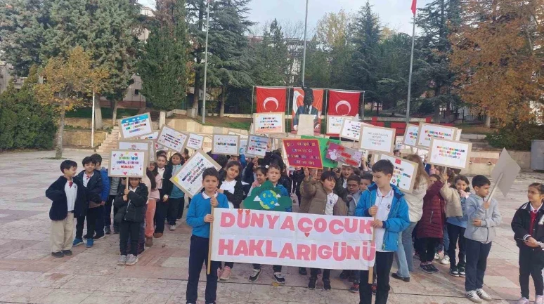 Bilecik’te Öğrenciler Çocuk Hakları İçin Yürüdü