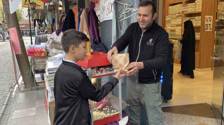 Dükkan kalabalık görünsün diye patlamış mısırla müşteri çekiyor