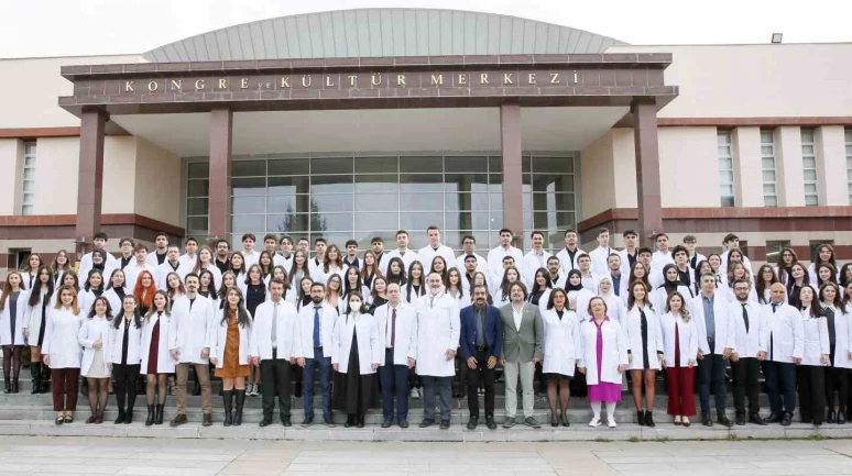 ESOGÜ’de genç diş hekimleri beyaz önlükleriyle mesleğe merhaba dedi