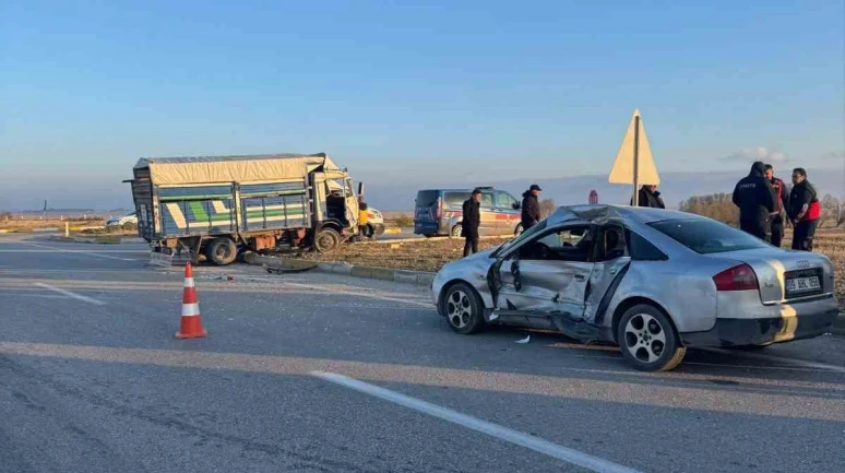 Otomobil ve kamyonetin çarpıştığı kazada 6 kişi yaralandı