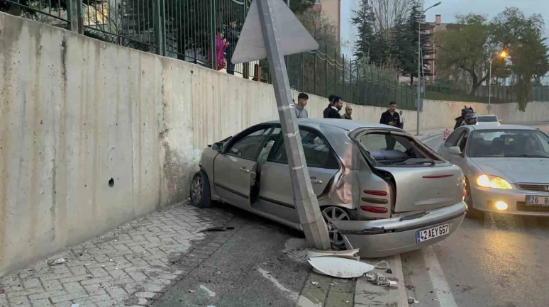 Eskişehir'de kaza! Direğe çarpan araç hurdaya döndü