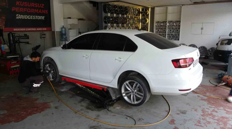 Kütahya’da Lastik Ustası Uyarıyor: “Kış Lastiği Kazaları Önler”