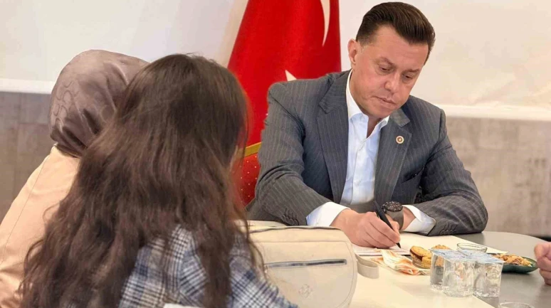 “Milletin dert ortağıyız” diyen Hatipoğlu, vatandaşlarla bir araya geldi