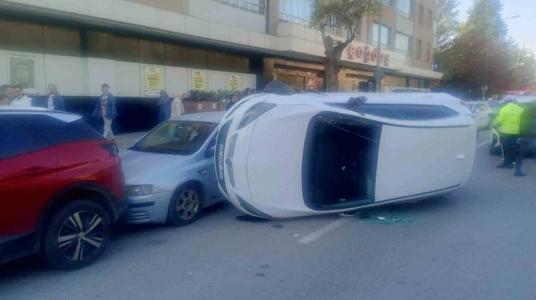 Uluönder Mahallesi’nde Zincirleme Kaza: Otomobil Yan Yattı, 1 Yaralı!